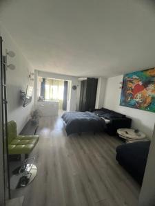 un dormitorio con una cama y un sofá en Open Space Mini Craiovei, en Piteşti