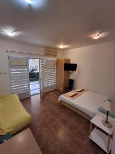 Ένα ή περισσότερα κρεβάτια σε δωμάτιο στο Apartmani Kojovic