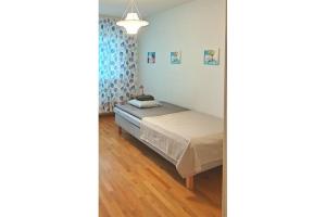 a bedroom with a bed in a room at Kotimaailma Woody 3 in Lahti