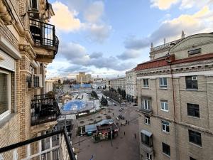 Cảnh Kiev hoặc tầm nhìn thành phố từ căn hộ