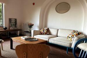a living room with a couch and a table at Poggiarello 10 in Guardistallo