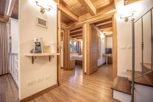 een hal van een huis met een badkamer bij Chalet Abete in Livigno