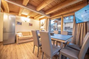 een keuken en eetkamer met een tafel en stoelen bij Chalet Abete in Livigno