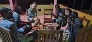 KachiouaneAnkel campement的一群人围坐在桌旁