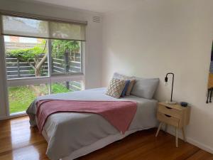 Un pat sau paturi într-o cameră la Serene 4Bed2Bath House w Parking Near Mornington Peninsula