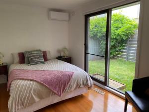 Un pat sau paturi într-o cameră la Serene 4Bed2Bath House w Parking Near Mornington Peninsula