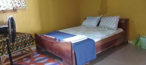 KachiouaneAnkel campement的一间小卧室，里面有一张床和一个蓝色箱子。