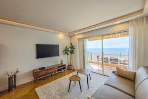 Телевизор и/или развлекательный центр в Apartment 4 guests front of the sea