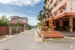una strada vuota in una città con un edificio di SCN City Rayong a Ban Chang