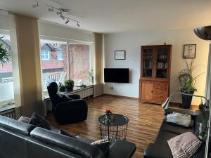 Μια τηλεόραση ή/και κέντρο ψυχαγωγίας στο "An der alten Mühle 1" Große Fewo 110 qm, zentral gelegen, zwei Schlafzimmer, Südbalkon, Gartenterrasse & Wallbox