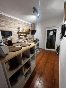 eine Küche mit Theke und Arbeitsplatte in der Unterkunft Juniors Country House in Vila Boim