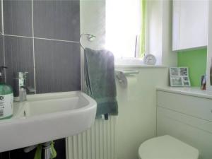 Cozy Guest Room in Family Home, Close to Aldershot Town Centre في ألدرشوت: حمام مع حوض ومرحاض