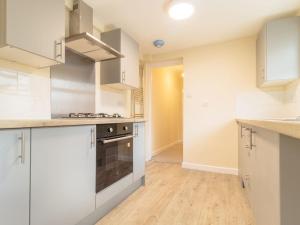 Η κουζίνα ή μικρή κουζίνα στο Private Room, closer to train station