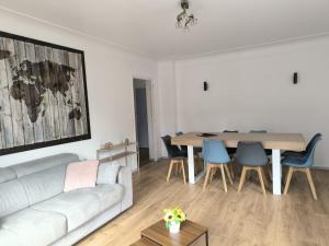 Appartement Le Bargy في Scionzier: غرفة معيشة بها أريكة وطاولة +5 صور