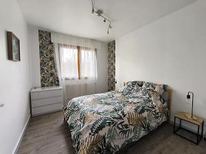 Appartement Le Bargy في Scionzier: غرفة نوم بها سرير ونافذة