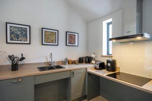 Η κουζίνα ή μικρή κουζίνα στο Lowenna at Cusgarne Manor, rural, accessible +16 φωτογραφίες