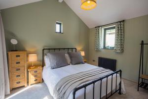 Ένα ή περισσότερα κρεβάτια σε δωμάτιο στο Lowenna at Cusgarne Manor, rural, accessible