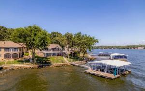 een groot huis aan het water naast een dok bij Edgewater-Lakefront 3 BD25BADeckDockGril-16P in Laguna Beach