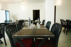 Restaurace v ubytování Gangabagh by Divine Trails + 21 fotografií