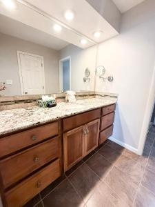 een badkamer met een wastafel en een grote spiegel bij Edgewater-Lakefront 3 BD25BADeckDockGril-16P in Laguna Beach +63 foto's