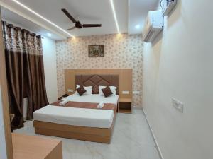 アムリトサルにあるHotel Pilgrim Near Golden Templeの部屋の中に大きなベッドがある寝室