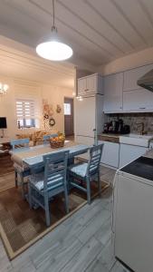 Kuchyň nebo kuchyňský kout v ubytování LocriHOUSE-Stylish comfortable home in Galaxidi