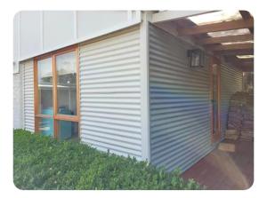 un lado de una casa con una puerta y una ventana en Weeroona Home - Place of Rest, en Langwarrin