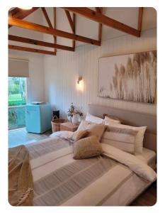 una cama grande en una habitación con una cama grande sidx sidx en Weeroona Home - Place of Rest, en Langwarrin