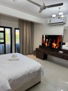 Qala View Inn في نزوى‎: غرفة نوم بسرير ابيض وموقد