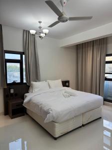 Qala View Inn في نزوى‎: غرفة نوم بسرير كبير مع مروحة سقف