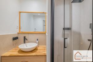 Bel appartement 3 pièces aux portes de Lyon في بيير - بينيت: حمام مع حوض و مرآة و دش +10 صور