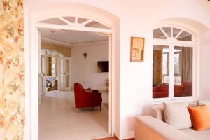 Dar Ali - Comfort stay في توزر: غرفة معيشة مع أريكة وباب مفتوح