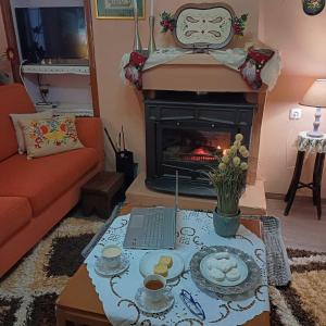 uma sala de estar com uma mesa de centro e uma lareira em Vrachni Stone House em Ano Zachlorou