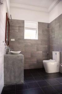 un baño con inodoro y lavabo en Heavens Talpe, en Talpe