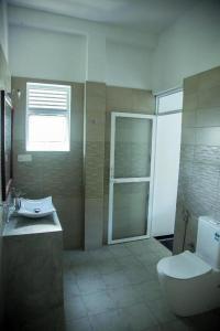 Un baño con inodoro, lavabo y ducha. en Heavens Talpe, en Talpe 15 fotos más