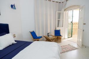 Dar Ali - Comfort stay في توزر: غرفة نوم بسرير وكرسيين ازرق +55 صورة