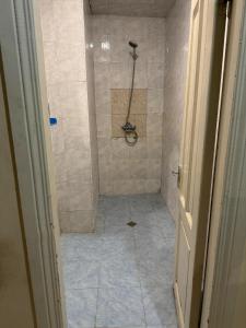 y baño con ducha y suelo de baldosa. en Lucky Travelers Room, en Tiflis 39 fotos más