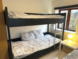 una camera con due letti a castello e un tavolo di Oasen Samsø a Nordby