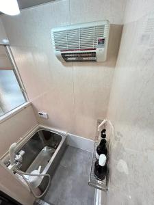 Ένα μπάνιο στο 岡山駅から徒歩7分一棟貸切りモダンな古民家