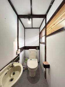 Ένα μπάνιο στο 岡山駅から徒歩7分一棟貸切りモダンな古民家