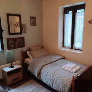 um pequeno quarto com uma cama e uma janela em Vrachni Stone House em Ano Zachlorou mais 12 fotografias