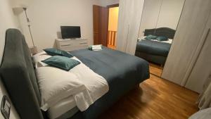 a bedroom with a large bed with green pillows at Casa Hellen in Lonedo