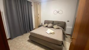 a small bedroom with a bed and aokedokedokedoked at Casa Hellen in Lonedo