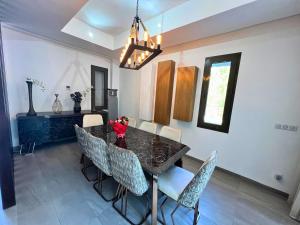 Posezení v ubytování Villa Serena luxe et calme 500 m de la plage