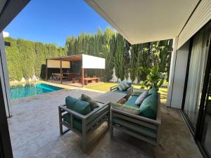 Bazén v ubytování Villa Serena luxe et calme 500 m de la plage nebo v jeho okolí