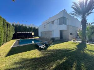 Bazén v ubytování Villa Serena luxe et calme 500 m de la plage nebo v jeho okolí