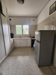 チュニスにあるHouse Y clinique Manar et Campusのステンレス製の冷蔵庫とシンクを備えたキッチン