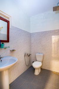 een badkamer met toilet en wastafel bij Ramya Villa in Weligama