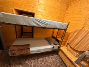 Habitación con litera en una cabaña en Tehran Mets, en Ereván