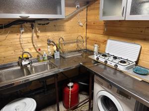 y cocina con fregadero, fogones y lavadora. en Tehran Mets, en Ereván